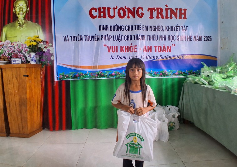 Nutifood trao dinh dưỡng đến trẻ em khó khăn tại Gia Lai ảnh 1