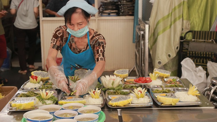 Nét đẹp tình người từ những bữa cơm từ thiện ảnh 3