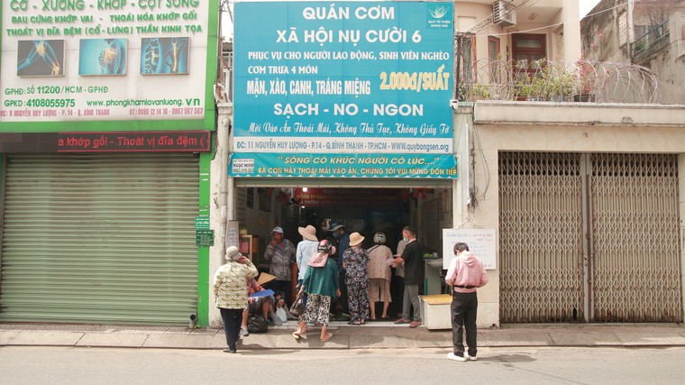 Nét đẹp tình người từ những bữa cơm từ thiện ảnh 1