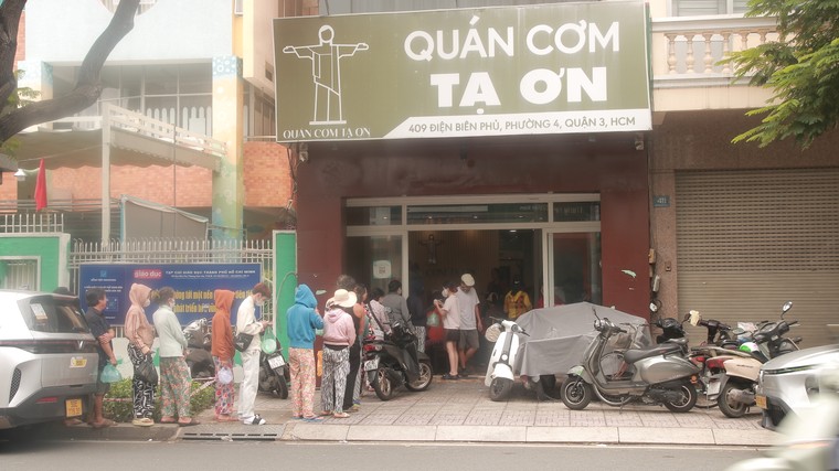 Nét đẹp tình người từ những bữa cơm từ thiện ảnh 2