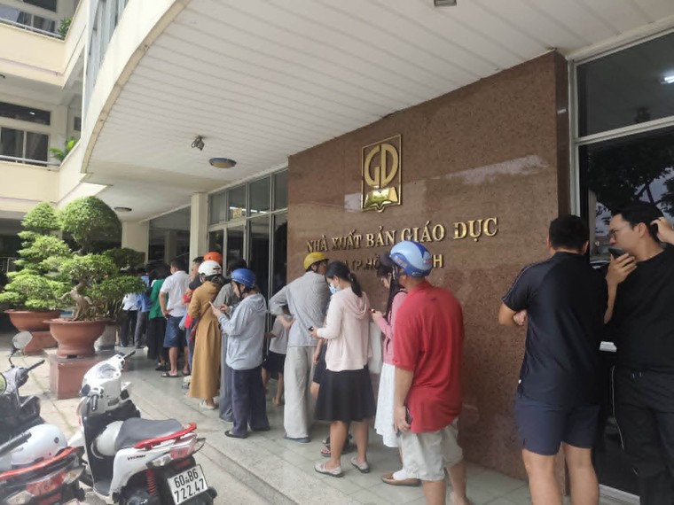 Sách giáo khoa khan hiếm do độc quyền? ảnh 1