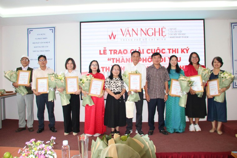 Tạp chí Văn nghệ TPHCM trao giải cuộc thi ký và phát động thi thơ văn trẻ ảnh 1