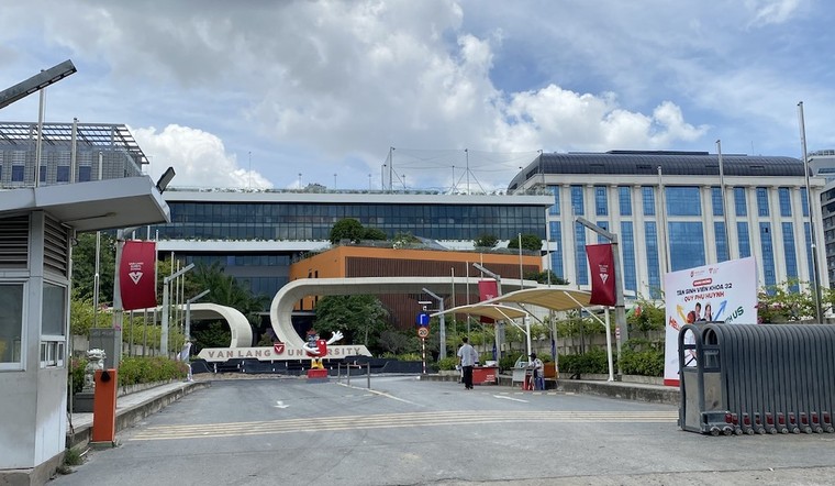 Trường ĐH Văn Lang dựng rào chắn, hạn chế đi lại trên đường vừa thông xe ảnh 2