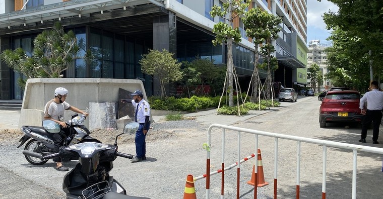 Trường ĐH Văn Lang dựng rào chắn, hạn chế đi lại trên đường vừa thông xe ảnh 1