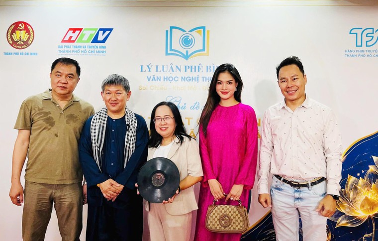Hiện vật nghệ thuật cải lương từ trăm năm vọng về ảnh 2