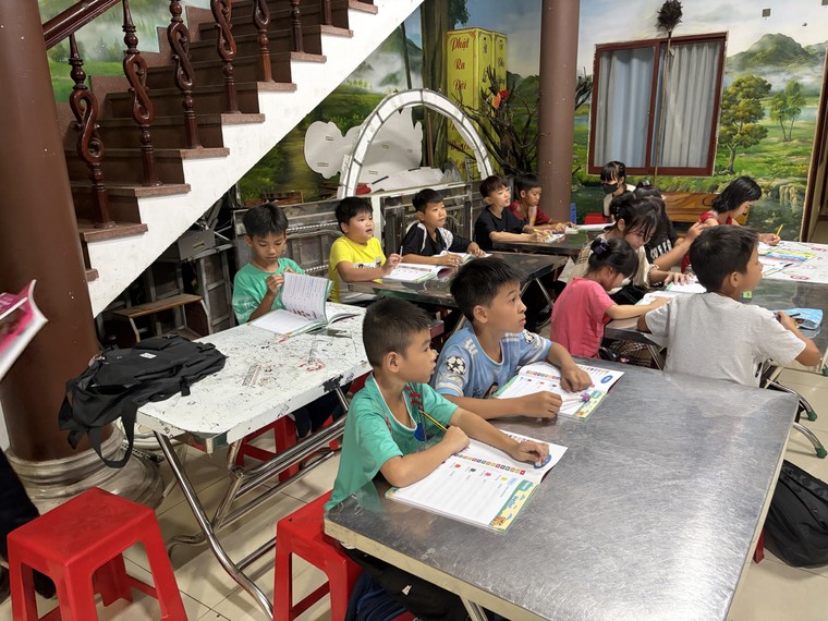 Lớp học của tình thương – Bài 1: Gia đình “3 thế hệ” chung tay xóa mù chữ ảnh 1