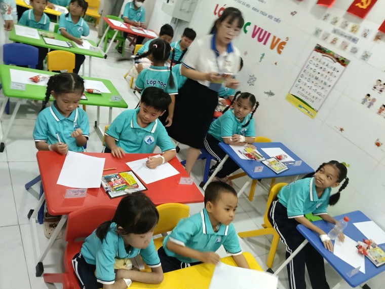 Lớp học của tình thương – Bài 3: Ươm mầm tri thức giữa lằn ranh “sinh tử” ảnh 4