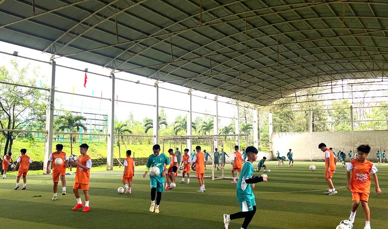 Tân binh Khóa 4 nô nức ngày nhập học, sẵn sàng chinh phục giấc mơ sân cỏ ảnh 2