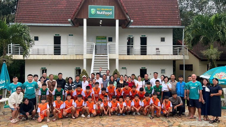 Tân binh Khóa 4 nô nức ngày nhập học, sẵn sàng chinh phục giấc mơ sân cỏ ảnh 1