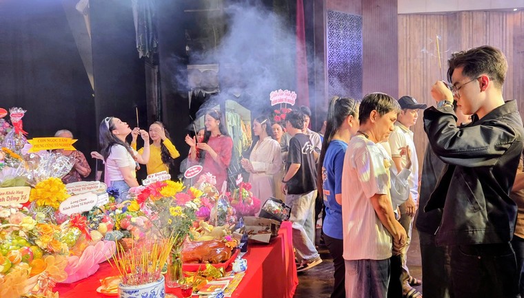 TPHCM: tưng bừng lễ giỗ Tổ Sân khấu ảnh 5