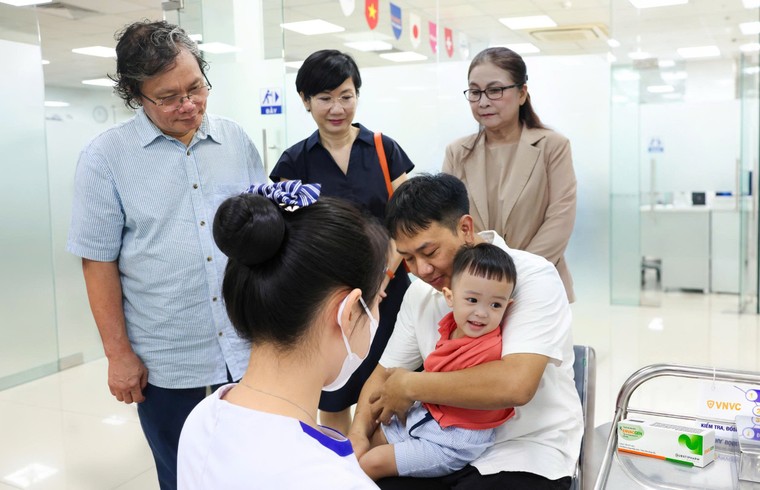 Món quà Trung thu đặc biệt cho trẻ em Việt Nam: Vắc xin tay chân miệng đã có tại VNVC, tiêm ngay cho trẻ từ 2 tháng tuổi ảnh 1