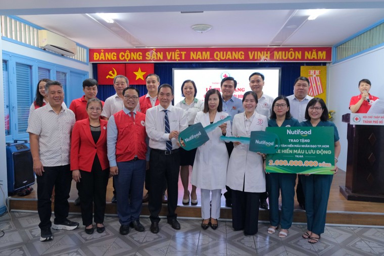 Nutifood trao tặng 2 xe hiến máu lưu động trị giá 2,6 tỷ đồng ảnh 1