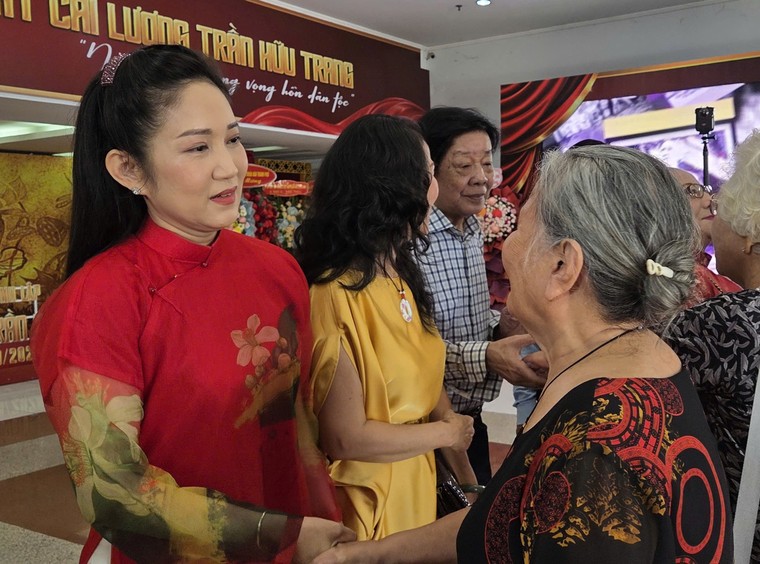 Nhiều nghệ sĩ tài danh tề tựu mừng 50 năm Nhà hát Cải lương Trần Hữu Trang ảnh 5