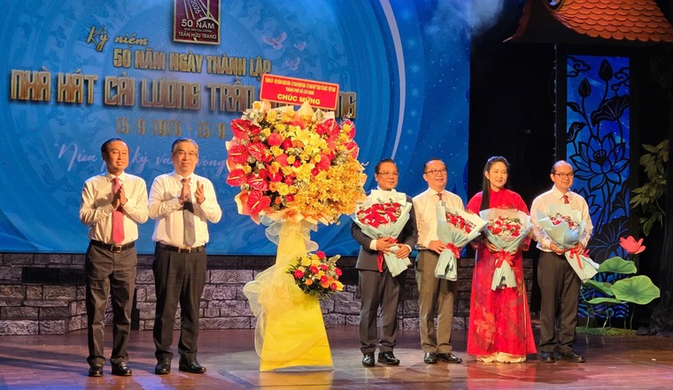 Nhiều nghệ sĩ tài danh tề tựu mừng 50 năm Nhà hát Cải lương Trần Hữu Trang ảnh 1