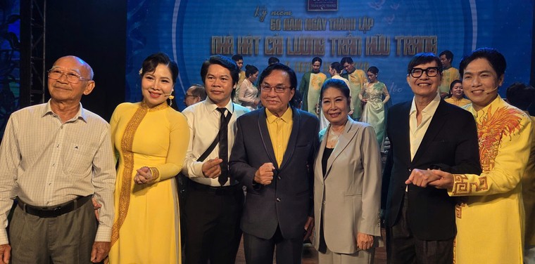 Nhiều nghệ sĩ tài danh tề tựu mừng 50 năm Nhà hát Cải lương Trần Hữu Trang ảnh 2