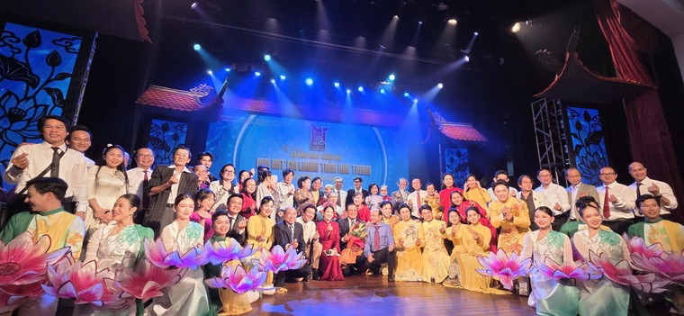 Nhiều nghệ sĩ tài danh tề tựu mừng 50 năm Nhà hát Cải lương Trần Hữu Trang ảnh 3