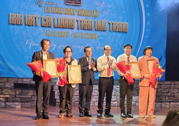 Nhiều nghệ sĩ tài danh tề tựu mừng 50 năm Nhà hát Cải lương Trần Hữu Trang ảnh 4