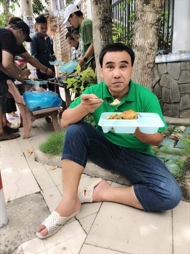 Nghệ sĩ Quyền Linh: Mì gói, dép tổ ong và những chuyện còn bỏ ngỏ ảnh 1