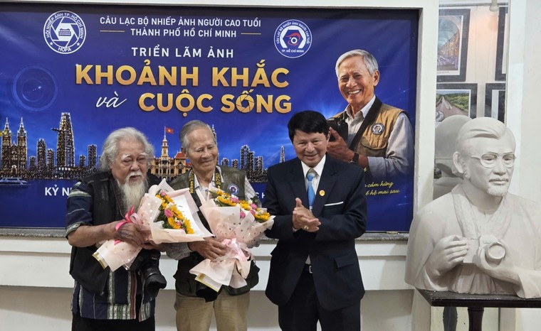 Những người cao tuổi đam mê chụp hình ảnh 1