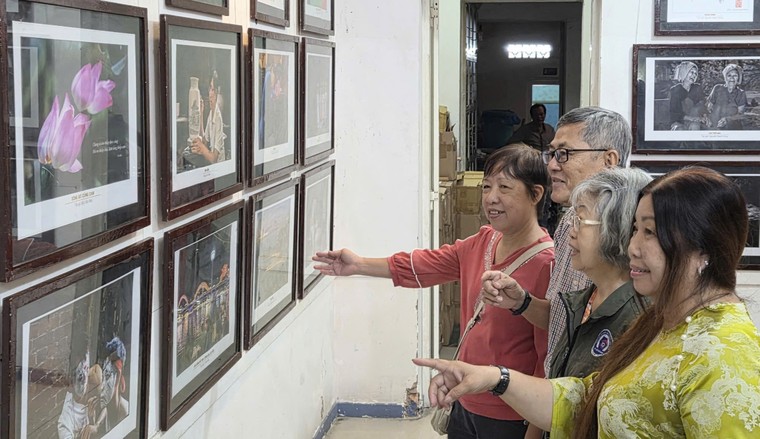 Những người cao tuổi đam mê chụp hình ảnh 2