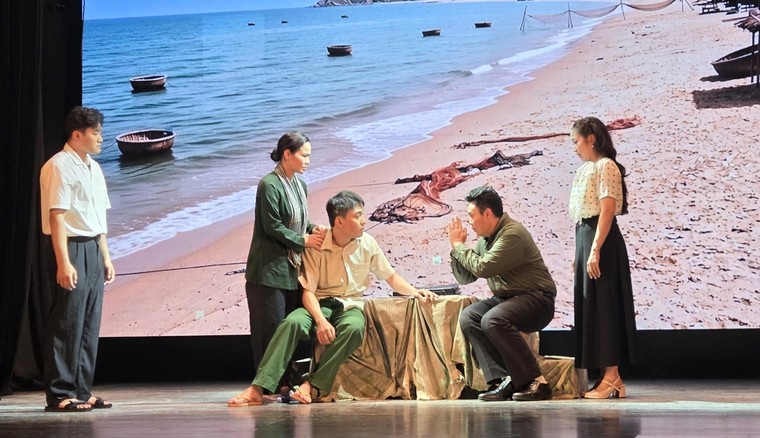 "Cuốn truyện bị đốt" của Sân khấu Kịch Hồng Vân sẵn sàng cho Liên hoan sân khấu Hà Nội mở rộng 2026 ảnh 1
