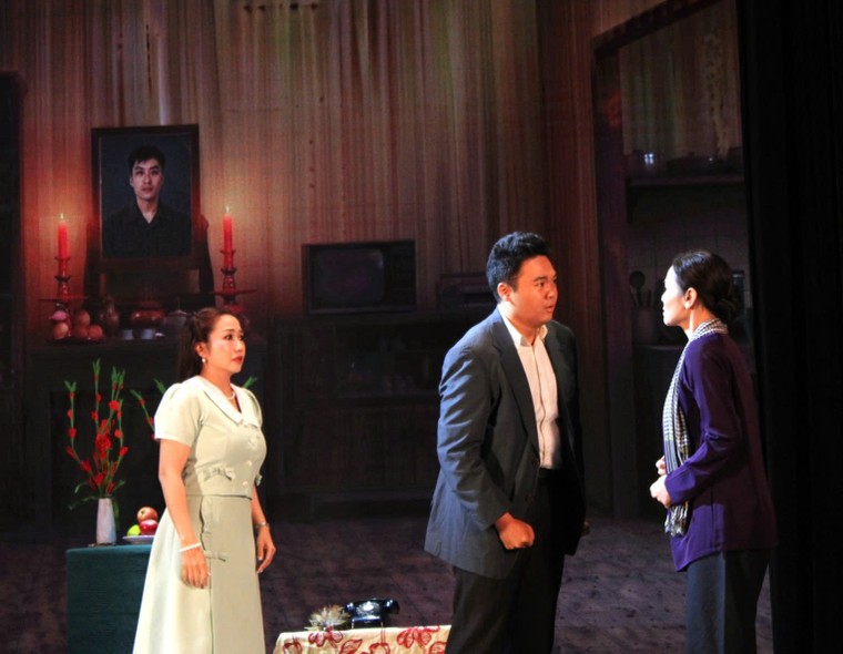 "Cuốn truyện bị đốt" của Sân khấu Kịch Hồng Vân sẵn sàng cho Liên hoan sân khấu Hà Nội mở rộng 2026 ảnh 2