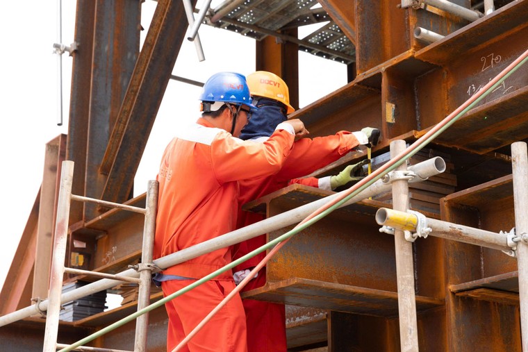 Cầu đi bộ qua sông Sài Gòn thử tải thành công, tiến gần đến giai đoạn hợp long ảnh 2