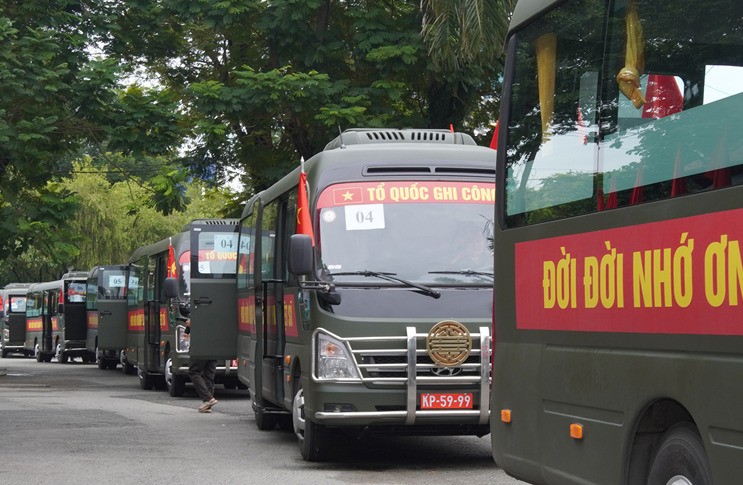 Người dân TPHCM sẽ cầm hoa trắng tiễn đưa các liệt sĩ về nơi an nghỉ cuối cùng ảnh 2