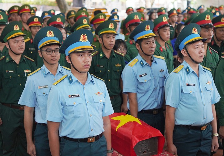 Người dân TPHCM sẽ cầm hoa trắng tiễn đưa các liệt sĩ về nơi an nghỉ cuối cùng ảnh 1