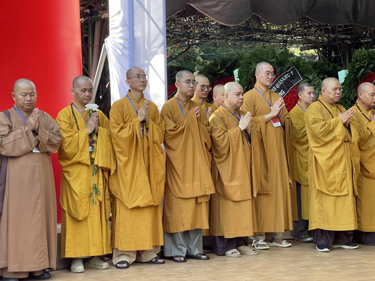 Người dân hát vang “Việt Nam Hồ Chí Minh” khi đưa tiễn các liệt sĩ về nơi an nghỉ cuối cùng ảnh 6