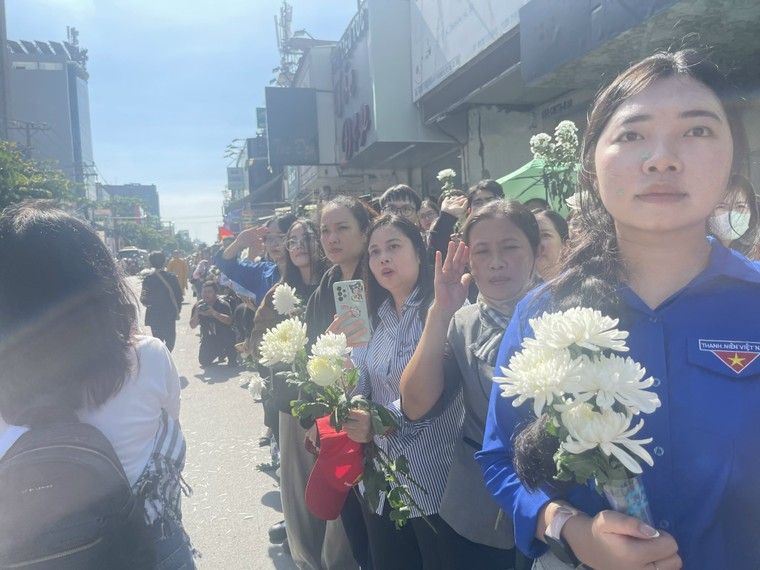 Người dân hát vang “Việt Nam Hồ Chí Minh” khi đưa tiễn các liệt sĩ về nơi an nghỉ cuối cùng ảnh 7