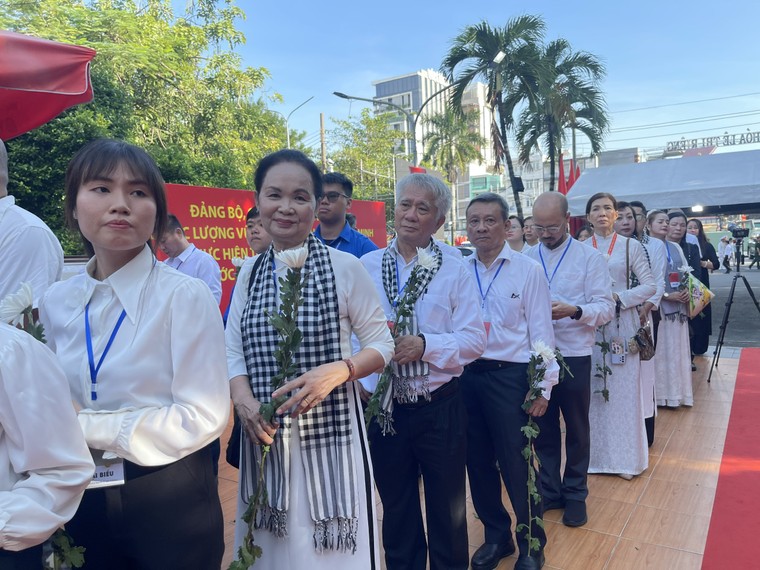 Người dân hát vang “Việt Nam Hồ Chí Minh” khi đưa tiễn các liệt sĩ về nơi an nghỉ cuối cùng ảnh 8