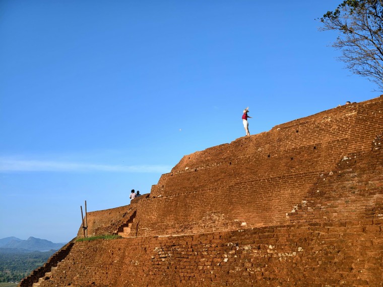 Bình minh đẹp nghẹt thở trên đỉnh Sư tử đá Sri Lanka ảnh 2