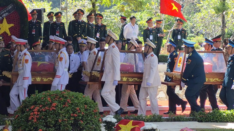 Người dân hát vang “Việt Nam Hồ Chí Minh” khi đưa tiễn các liệt sĩ về nơi an nghỉ cuối cùng ảnh 11