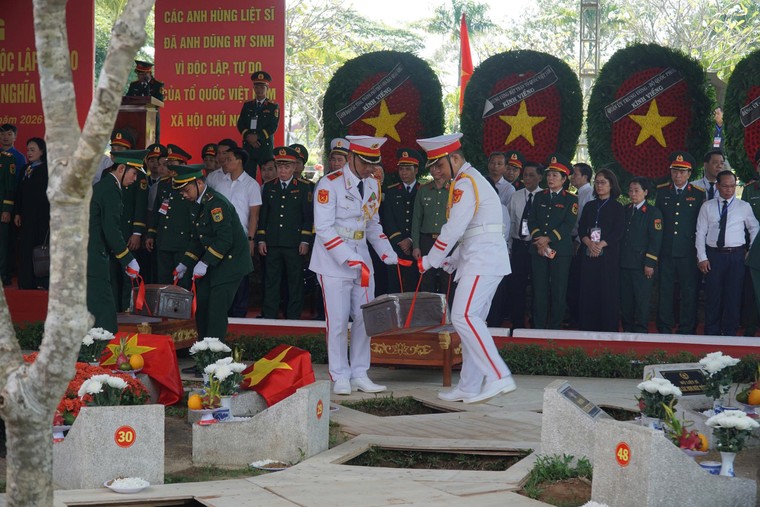 Người dân hát vang “Việt Nam Hồ Chí Minh” khi đưa tiễn các liệt sĩ về nơi an nghỉ cuối cùng ảnh 12