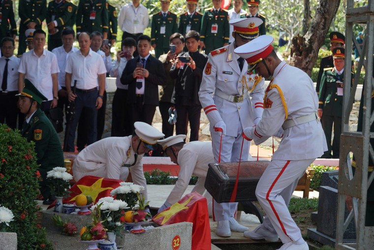Người dân hát vang “Việt Nam Hồ Chí Minh” khi đưa tiễn các liệt sĩ về nơi an nghỉ cuối cùng ảnh 13