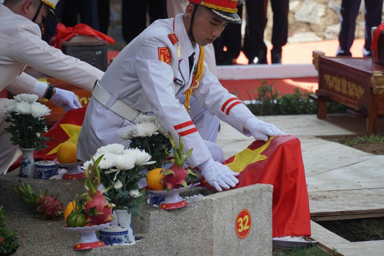 Người dân hát vang “Việt Nam Hồ Chí Minh” khi đưa tiễn các liệt sĩ về nơi an nghỉ cuối cùng ảnh 14