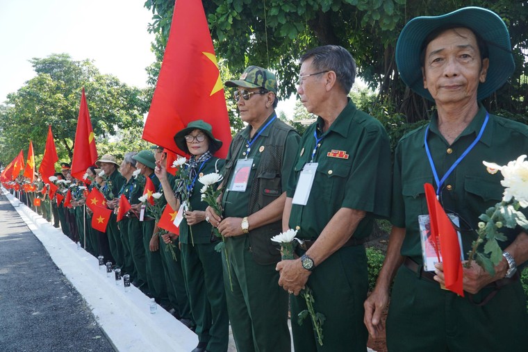 Người dân hát vang “Việt Nam Hồ Chí Minh” khi đưa tiễn các liệt sĩ về nơi an nghỉ cuối cùng ảnh 4