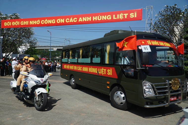 Người dân hát vang “Việt Nam Hồ Chí Minh” khi đưa tiễn các liệt sĩ về nơi an nghỉ cuối cùng ảnh 10