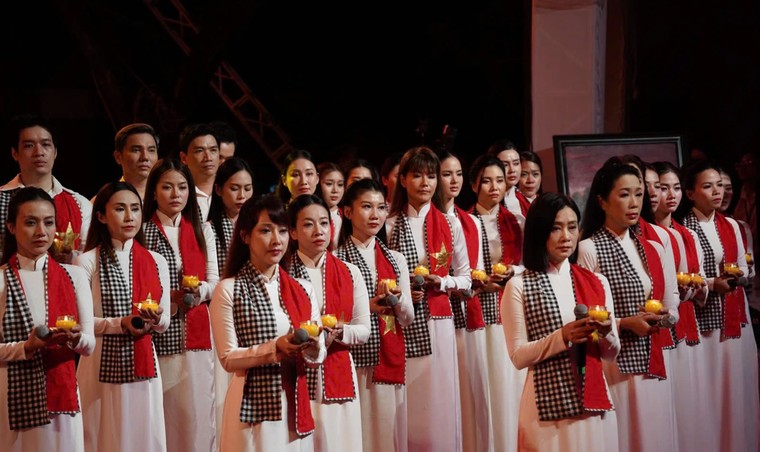 Nghẹn ngào và xúc động trong “Khúc Tri ân” tại Công viên Lê Thị Riêng ảnh 1