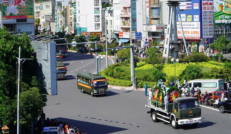 Người dân hát vang “Việt Nam Hồ Chí Minh” khi đưa tiễn các liệt sĩ về nơi an nghỉ cuối cùng ảnh 3