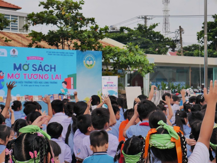 Hành trình “Mở sách - Mở tương lai” đến với 79 trường tiểu học ảnh 1
