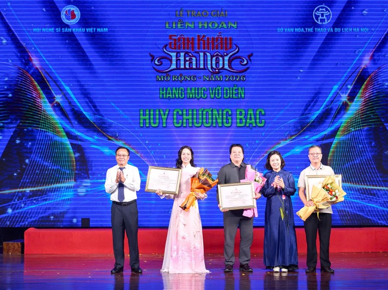 Nhật Kim Anh đưa vở kịch "Cuốn truyện bị đốt" lưu diễn ảnh 1