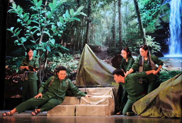 Nhật Kim Anh đưa vở kịch "Cuốn truyện bị đốt" lưu diễn ảnh 3