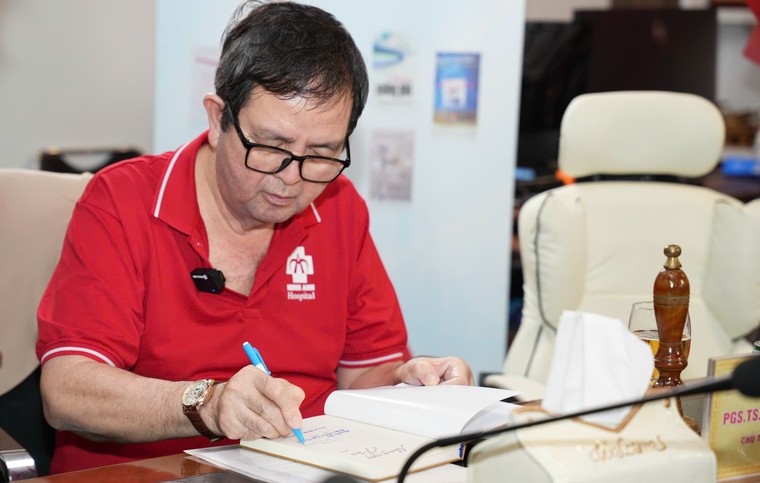 PGS.TS.BS, nhà văn Nguyễn Hoài Nam và cẩm nang Y khoa “Bệnh Tĩnh mạch - Chẩn đoán và Điều trị” ảnh 4