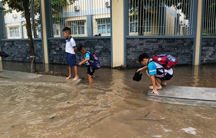Người dân đề xuất điều chỉnh giờ học, giờ làm theo lịch triều cường ảnh 1