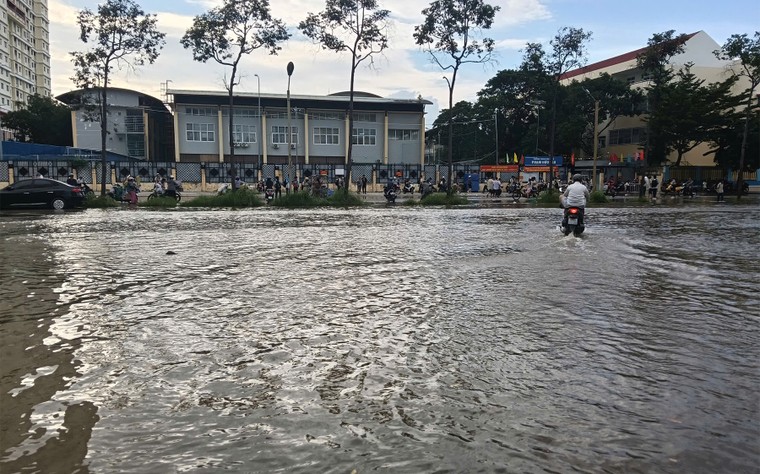 Người dân đề xuất điều chỉnh giờ học, giờ làm theo lịch triều cường ảnh 2