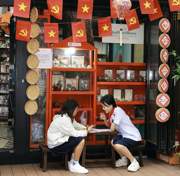 Triển lãm ảnh “Tắt điện thoại, mở sách ra” cổ vũ văn hóa đọc ảnh 1