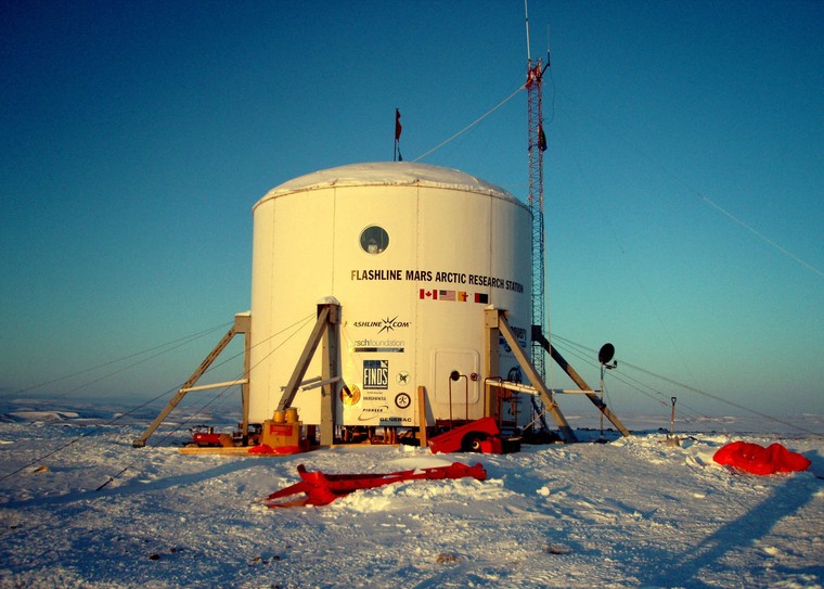 Trạm nghiên cứu duy nhất còn hoạt động tại hòn đảo được xây dựng vào năm bao nhiêu?