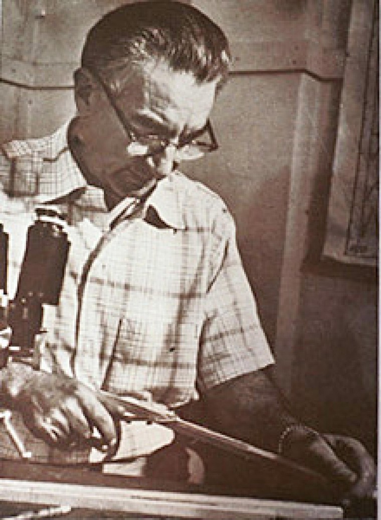 Nhà nghiên cứu nào từng phát hiện ra cây cổ thụ này?